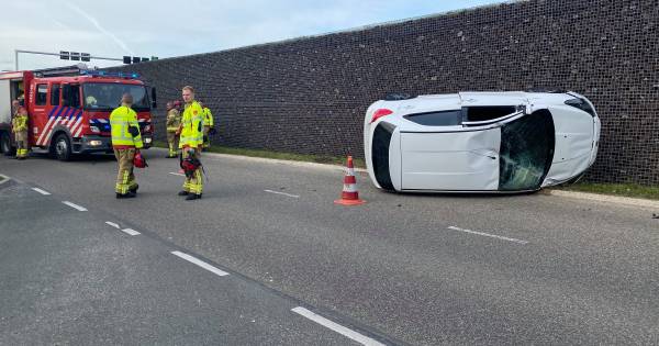Automobilist verliest controle na botsing en slaat over de kop in Harderwijk.