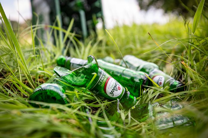 De dronken man lag in het gras. Afbeelding ter illustratie.