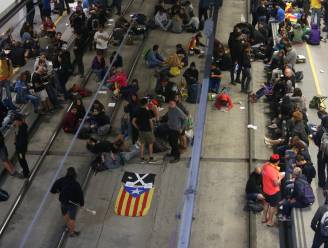 Eén jaar na het referendum: demonstranten bezetten Catalaanse sporen en snelwegen