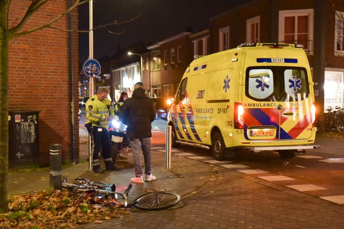 Een fietser is zaterdagavond geschept door een auto in Tilburg.
