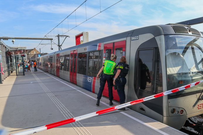 In een volle metro bij Hoek van Holland is zondagmiddag geschoten.