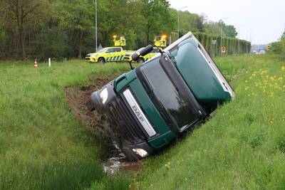 Vrachtwagen rijdt rechtdoor op A2-afrit en belandt bij Liempde in de sloot, chauffeur klimt zelf uit