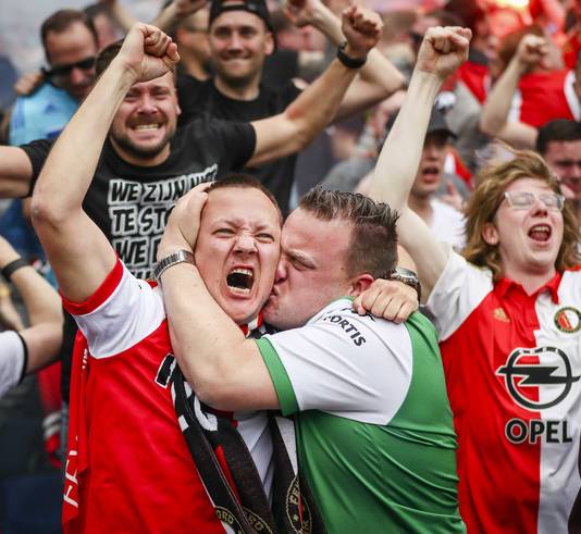 Fans van Feyenoord gaan uit hun dak.