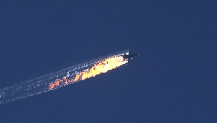 De Russische Soechoj SU-24 stortte gisteren brandend neer in Syrië, net over de grens met Turkije. Het gevechtstoestel vloog vermoedelijk nog geen 20 seconden boven Turks grondgebied, voor Turkije voldoende aanleiding om het neer te schieten. Ankara had Rusland in oktober ook al gewaarschuwd dat schendingen van zijn luchtruim onacceptabel waren. Beeld EPA