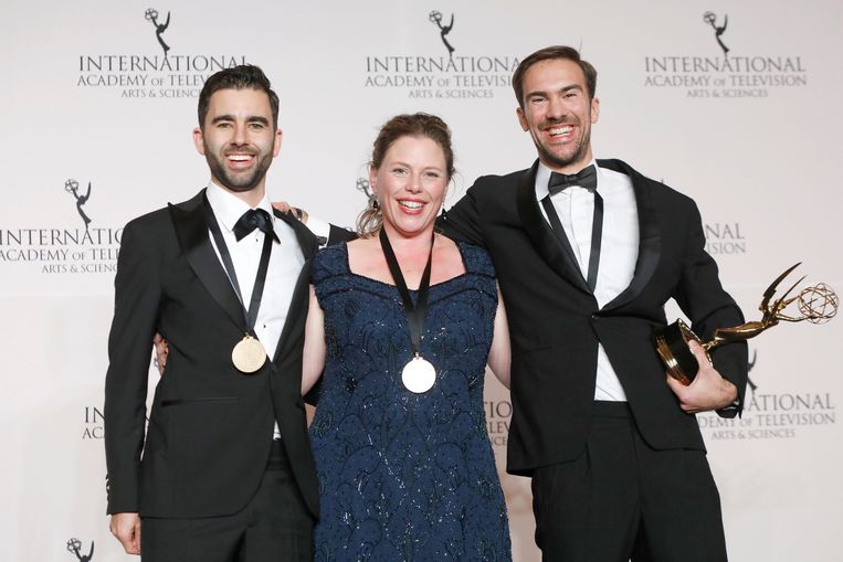 Rutger Lemm (links), Marloes Blokker en Stephane Kaas poseren met hun Emmy Award. Beeld REUTERS