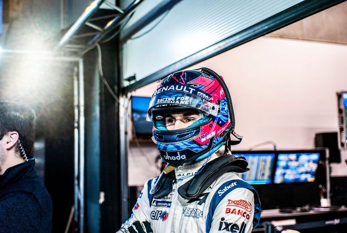Ugo de Wilde geconcentreerd voor hij instapt om te gaan racen. De jonge belofte uit Zaventem start dit weekend in Daytona.