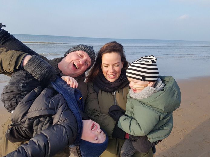 Het gezin (Oliver rechts) uit Biddinghuizen aan het strand in Noordwijk.