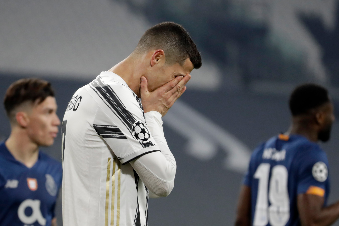 Ronaldo druipt af na de nederlaag tegen Porto.