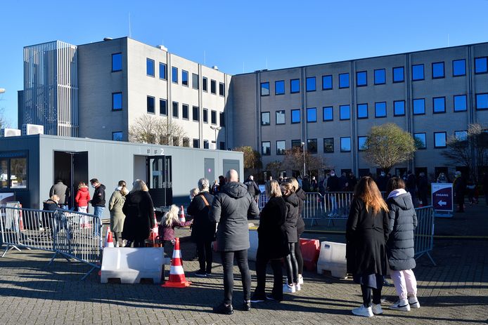 Alleen op de locatie aan de Hardwareweg kan vanaf morgen (woensdag 1 december) nog zonder afspraak worden getest op corona.