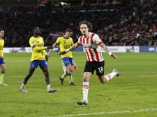 PSV verslaat SC Cambuur in doelpuntrijk duel en blijft in de race voor landstitel