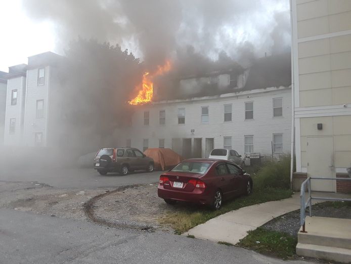 Een brandend huis in Lawrence.