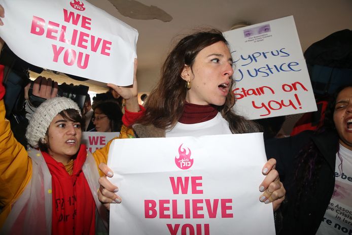 Voor de rechtbank protesteren tientallen leden van vrouwenorganisaties. “Wij geloven jou”, klinkt het.