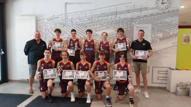 De basketspelers van U16a van Koninklijke Remant Basics Melsele Beveren zijn kampioen