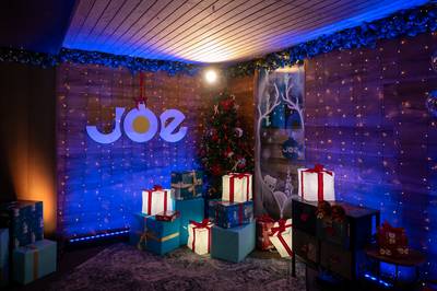 Radiozender Joe en VTM Gold toveren haardvuur op je scherm tijdens Kerstmis: “Zorgt voor nog meer sfeer”