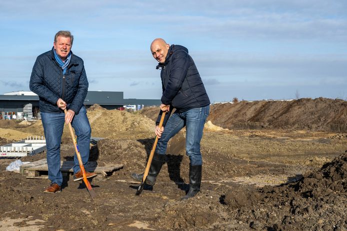 Schepenen Johan Anthuenis en Francis De Donder steken de eerste spade in de grond van het nieuwe recyclagepark aan het Wijnveld.