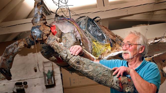 Nol (70) werkt op zolder van museum aan kartonnen vliegtuig, geïnspireerd door vliegpoging van zijn vader 