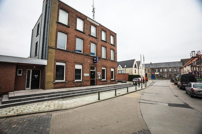 Het oude politiekantoor in de Berkenhagestraat staat te koop.
