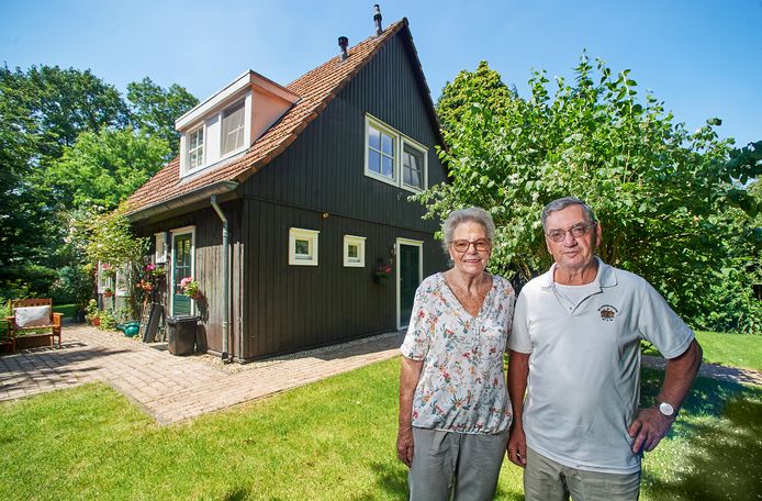 licht Schaduw Split Steffie en Hans wonen in houten huis: 'Mijn moeder is hier bijna 101  geworden' | Huis en Haard | bd.nl