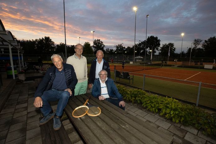 Tennisclub Maarheeze bestaat 50 jaar, met John Leereveld, Benno Hüsken, Jan van Mierlo en Jan Hulsbosch (vlnr).