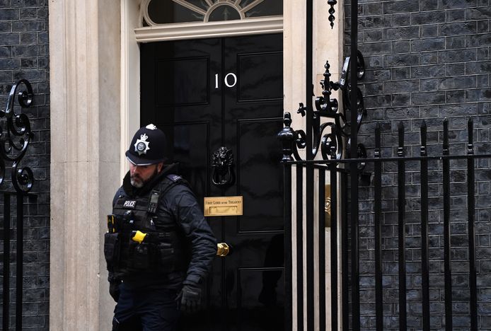 Een politieagent bij Downing Street 10, de ambtswoning van de Britse premier.