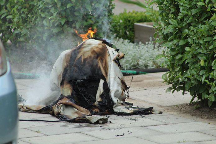 De brandende airfryer werd met een blusdeken bedekt en naar buiten gebracht.