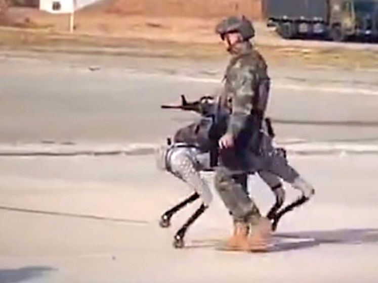L'armée chinoise dévoile des robots "chiens de guerre" armés de mitrailleuses