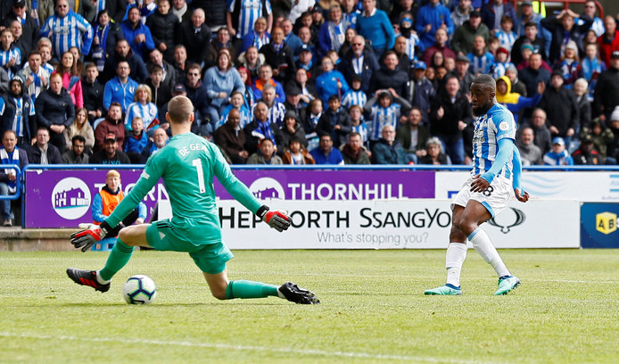Isaac Mbenza passeert David De Gea