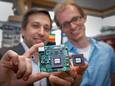 Victor Sanchez (l) en Sander Stuijk van de TU/e doen onderzoek naar energiezuinige chips. Hun onderzoeksproject Convole kreeg 11 miljoen euro van de Europese Unie.