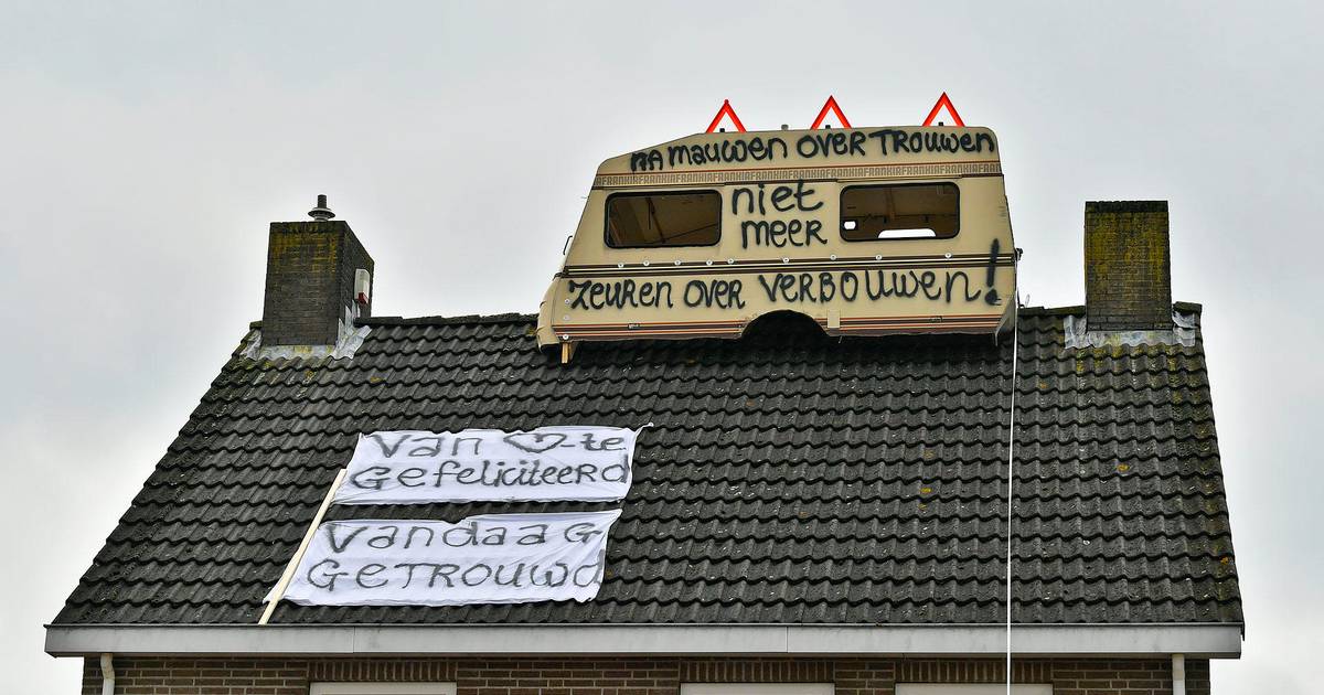 Anoniem Merchandising surfen Kersvers bruidspaar wordt verrast met caravan (Op het dak van hun huis) |  Binnenland | destentor.nl