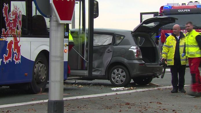 Bij een ernstig ongeluk met een lijnbus en een auto in het Limburgse Margraten raakten zaterdagochtend zeven mensen gewond geraakt, waarvan een man en een vrouw uit Deventer ernstig. De man is inmiddels overleden.