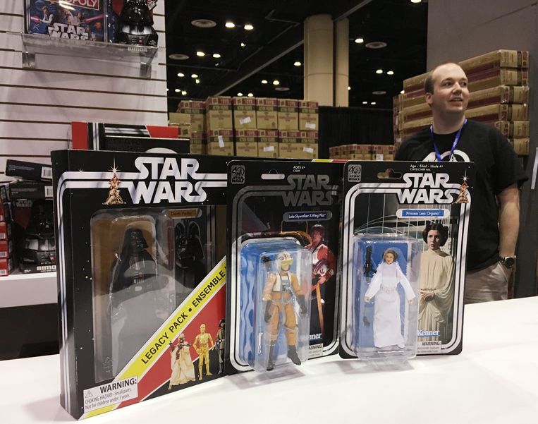 Tijdens Star Wars Celebration in Orlando gingen replica's van de originele Kenner-poppetjes als zoete broodjes over de toonbank. Beeld REUTERS