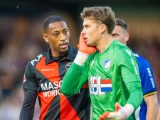 Geblesseerde FC Eindhoven-doelman is woest na actie van Almere City-speler: ‘Die gek loopt vol door...’