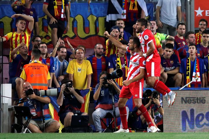 De kwelgeest van Barça vanavond: Christian Stuani. De spits wordt hier besprongen door Christian Portu.