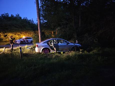 Auto botst op boom in Renkum, inzittenden van voertuig spoorloos