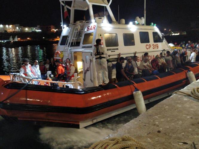 Italiaanse autoriteiten redden 57 migranten van boot vlakbij onbewoond eilandje Lampione