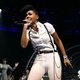 Frêle Janelle Monáe crowdsurft haast de tent uit