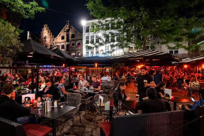 Drukte op de  Korenmarkt in Arnhem.