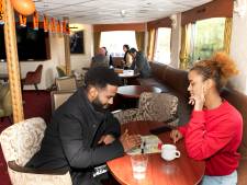 Buren protesteerden tegen asielboot, nu drinken ze aan boord koffie met de vluchtelingen
