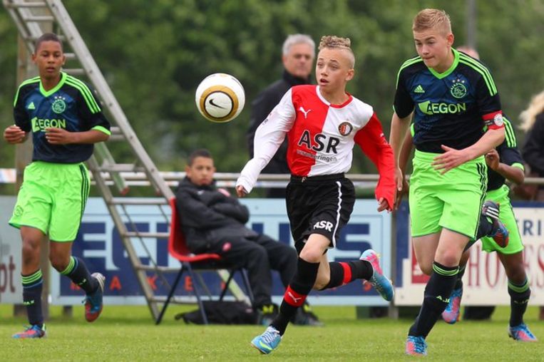'Toen hij bij Feyenoord speelde, was Noa al gek van Ajax. Onder zijn Feyenoordshirt doreg hij altijd een truitje van zijn favoriete club' (Foto: in duel met Mathijs de Ligt van Ajax bij de U14) Beeld Twitter/ Erik Pasman