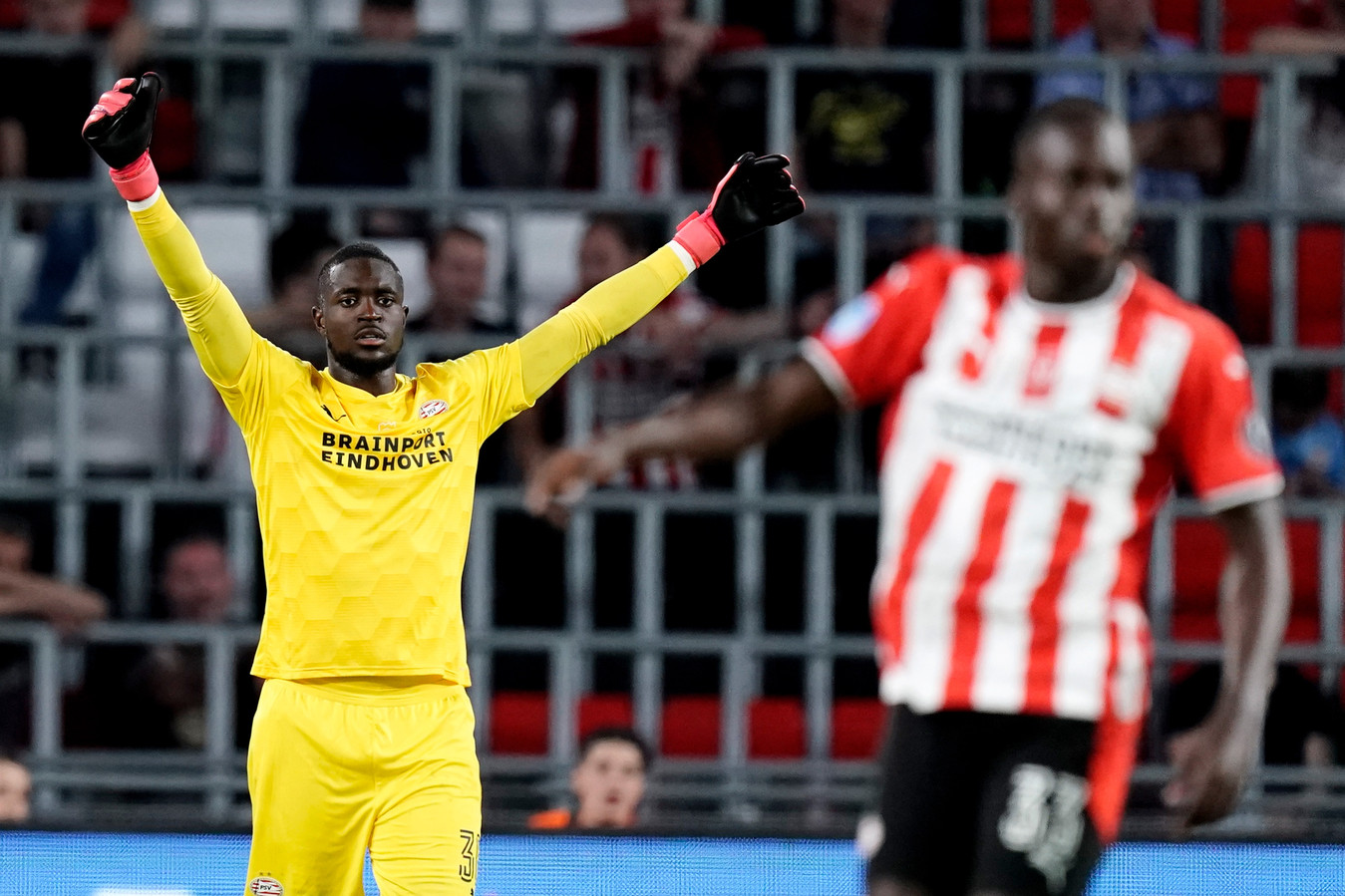 Yvon Mvogo is opgelucht als PSV alsnog wint tegen FC Emmen.
