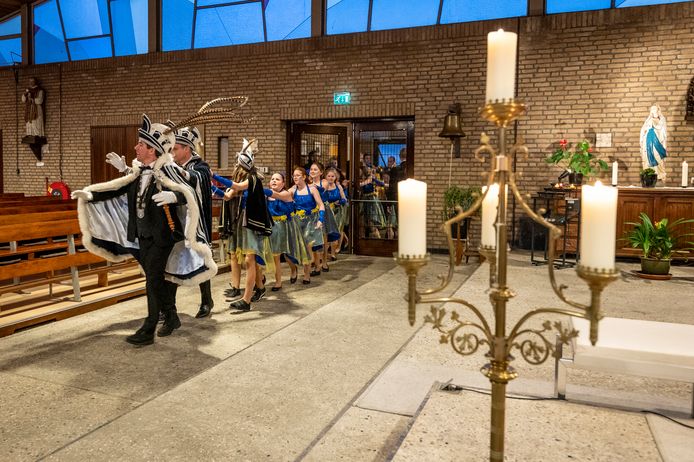 Voor de heilige mis komt de prins Wilbert d’n Urste met zijn gevolg de kerk binnen in polonaise.