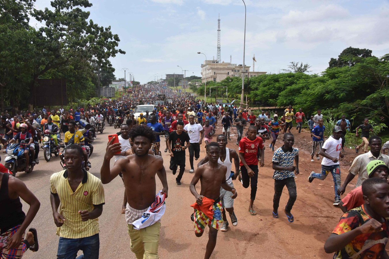 Mensen vieren feest in de straten van Conakry.