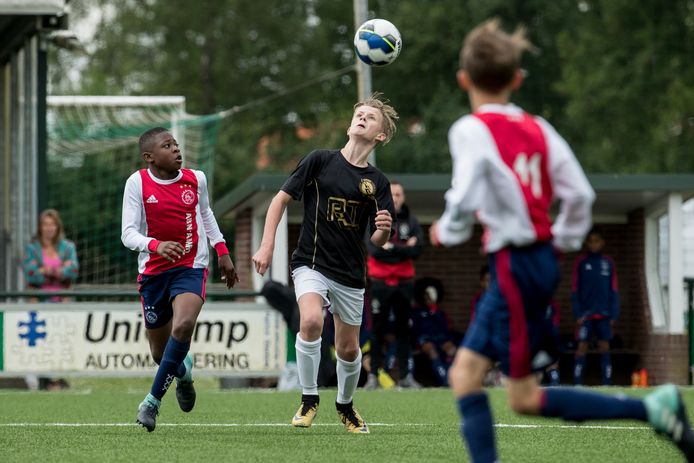 De jeugd van Ajax tot 12 jaar is onlangs overgestapt op koppen met schuimballen. Wilhelmus voert die maatregel nu ook in.