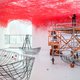 Chiharu Shiota legt verbanden in een web van rode wol