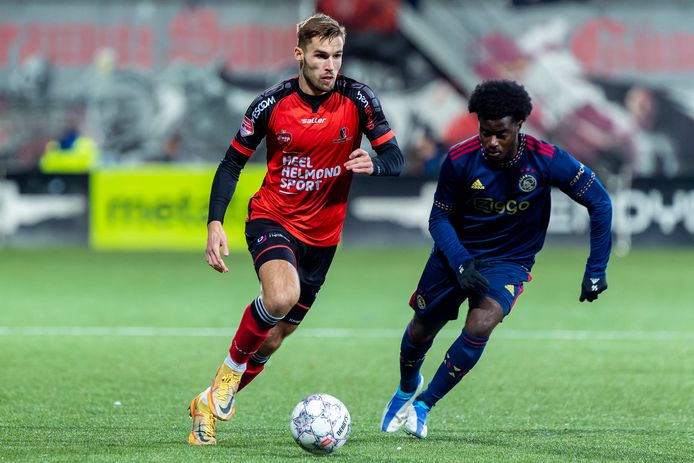 Jarno Lion (links) laat Jong Ajacied Gabriel Osei Misehouy zijn hielen zien.