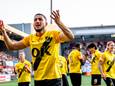 Sabir Agougil viert de 0-2 met de supporters.