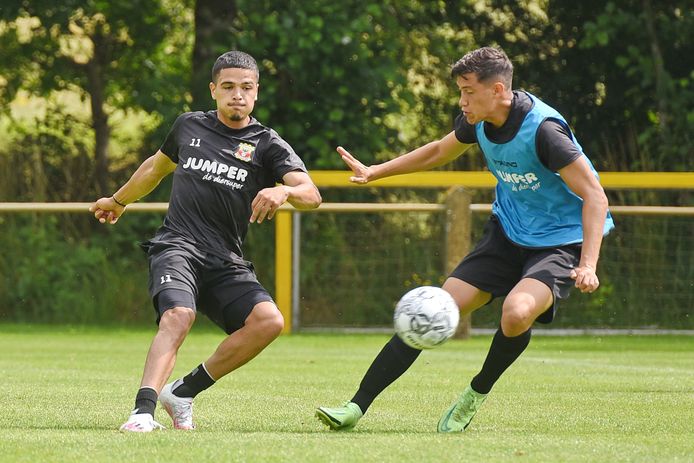 Ragnar Oratmangoen (l) op de training van GA Eagles in Terwolde, met rechts Jay Idzes.