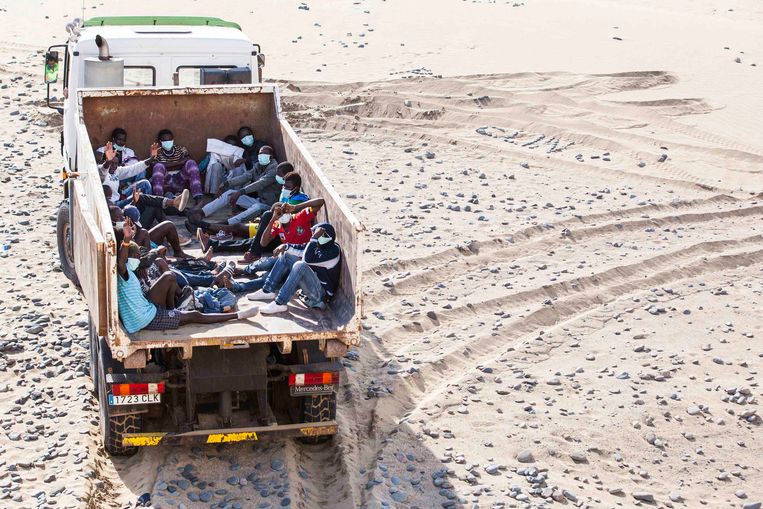 Asielzoekers worden begin november van het strand in Gran Canaria gehaald. Ze arriveerden op het Spaanse eiland in vissersboten die waren vertrokken vanuit Noord-Afrika. Beeld REUTERS