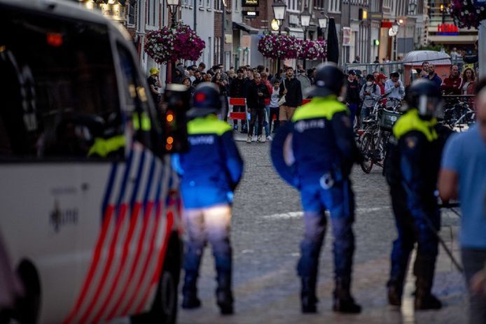 De ME sluit het plein bij het standbeeld van Jan Pieterszoon Coen af.