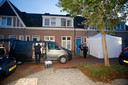 De forensische opsporing had voor het onderzoek een tent bij de woning geplaatst.